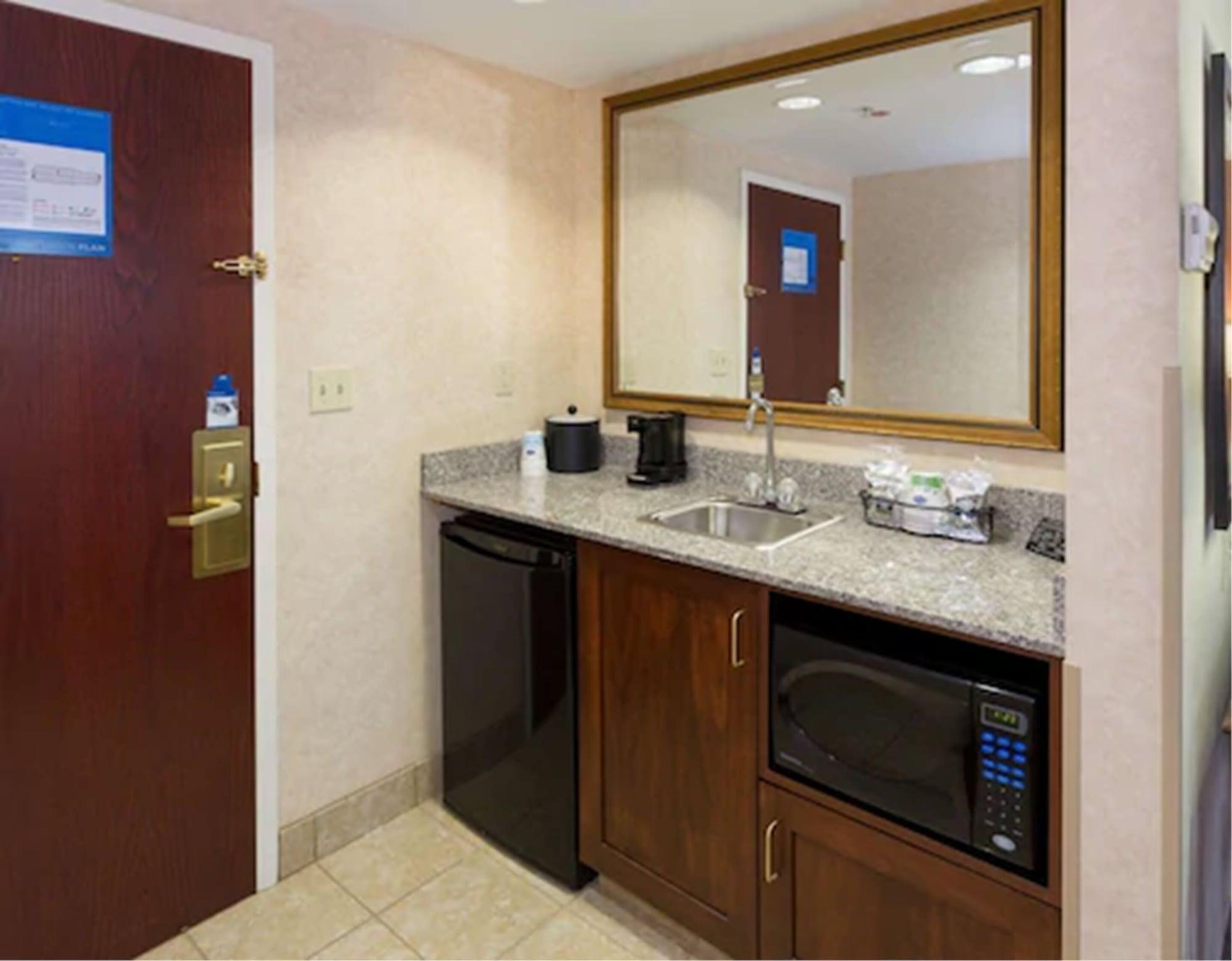 Hotel Hampton & Cleveland-beachwood 3*